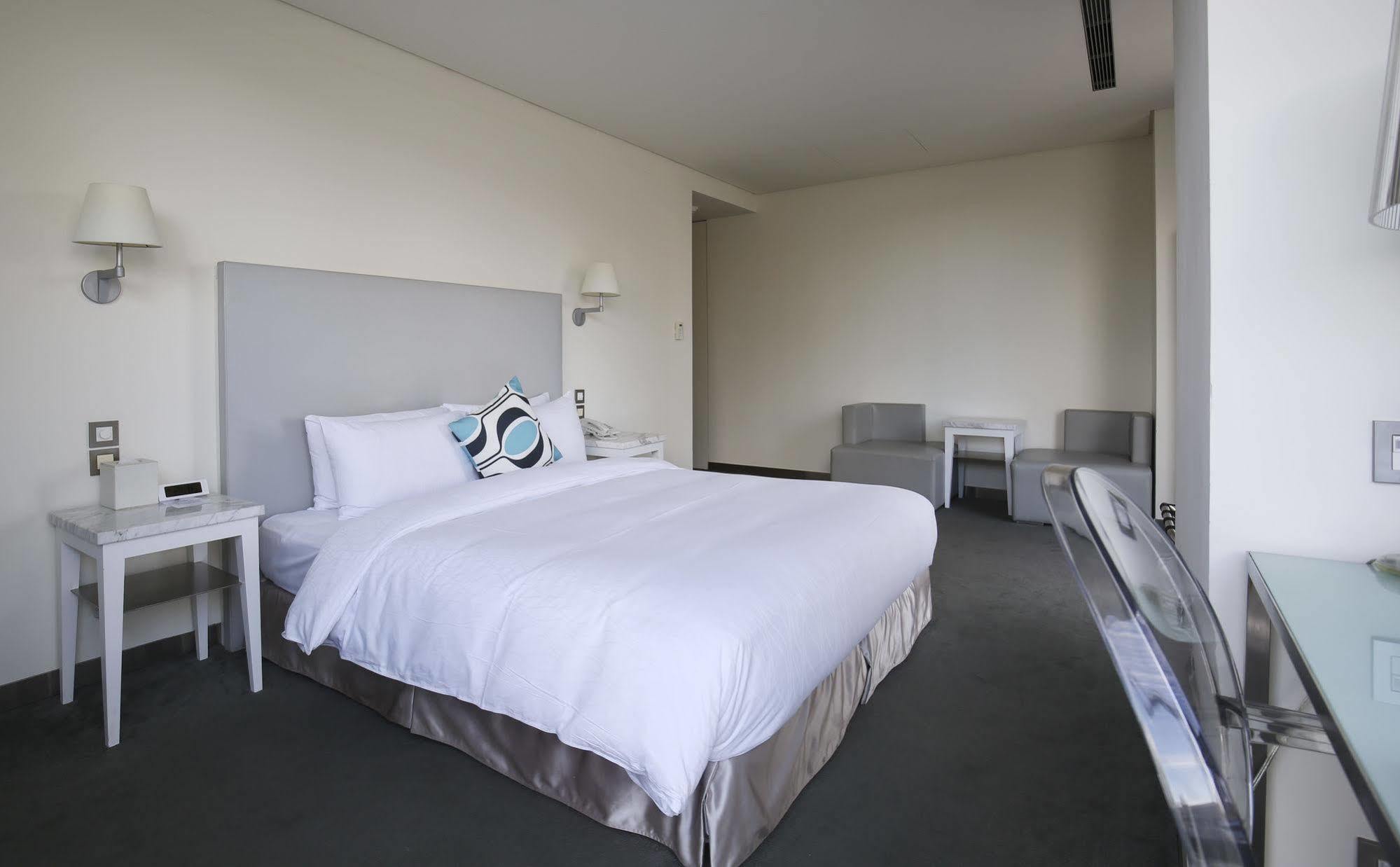 Ambience Hotel Taipei Exterior photo
