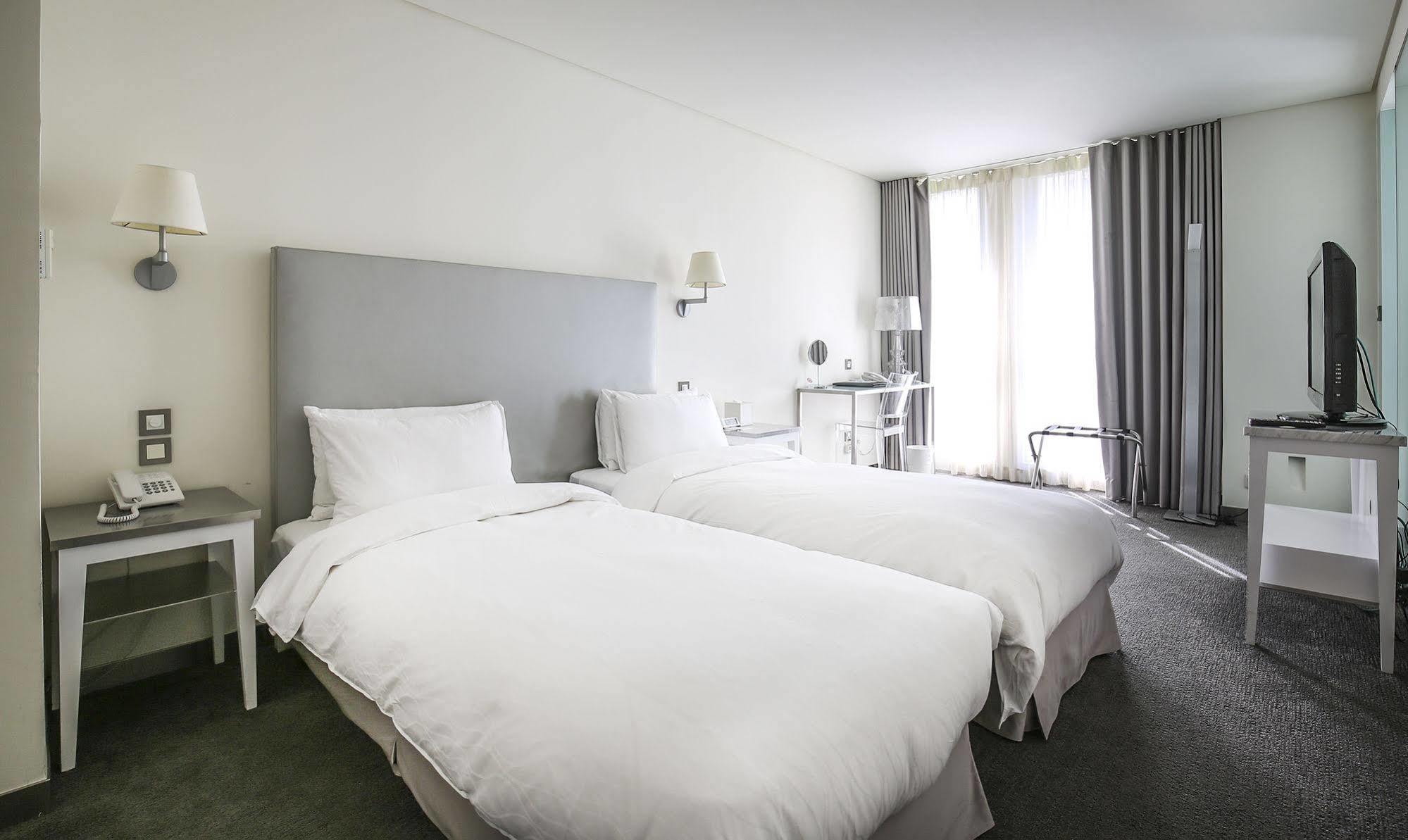 Ambience Hotel Taipei Exterior photo